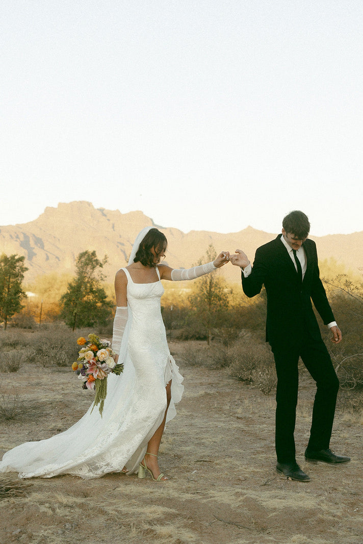 La novia de Grace, Shayne, con el vestido Carmen