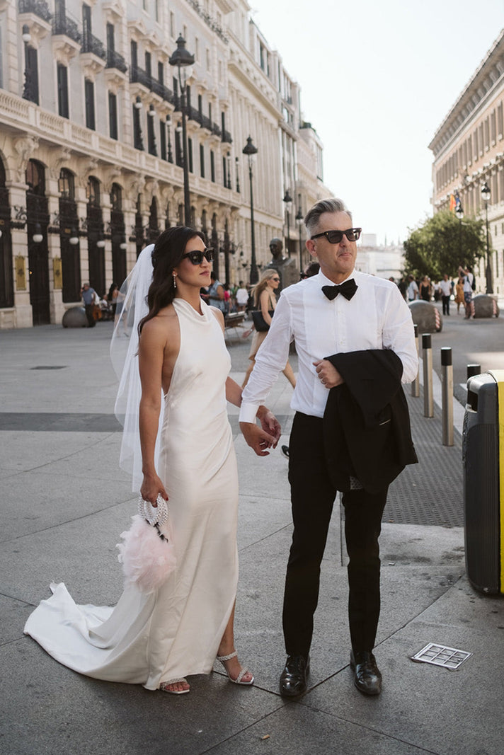 La novia de Grace, Julie, con el vestido Goldie