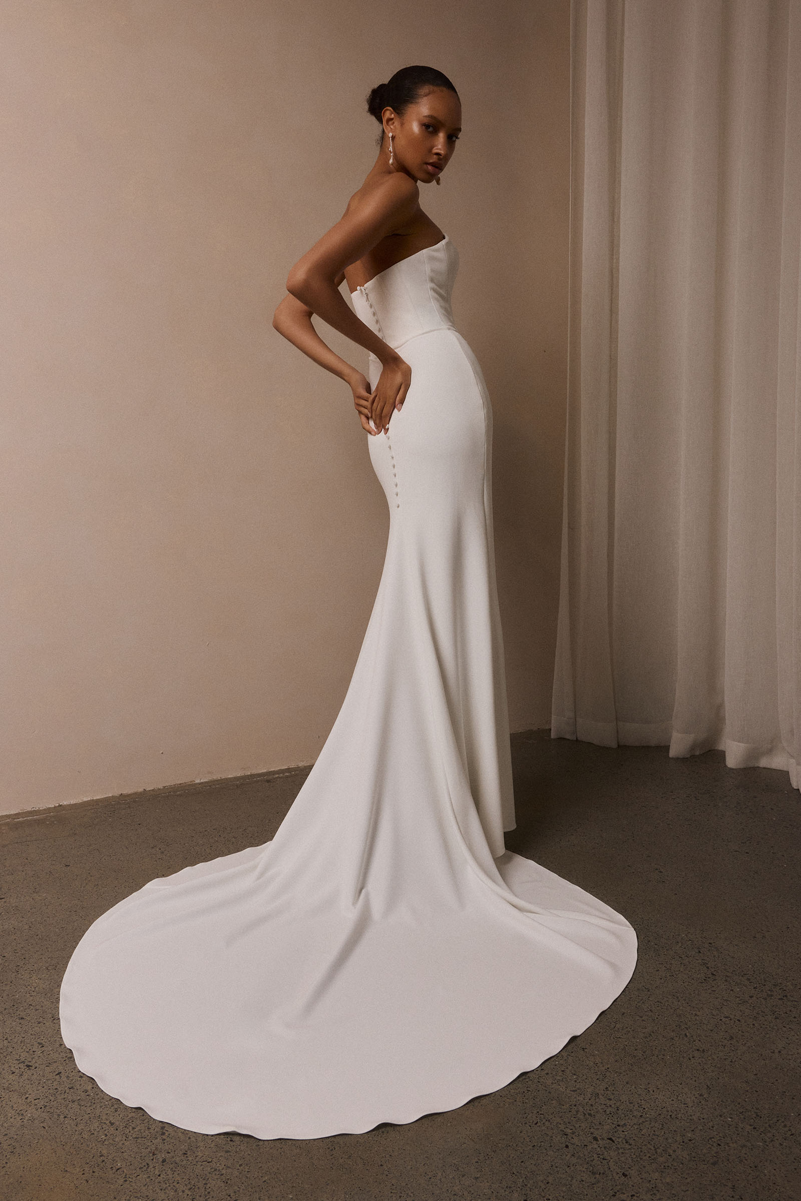 A woman wearing a strapless white mermaid style gown_XS_